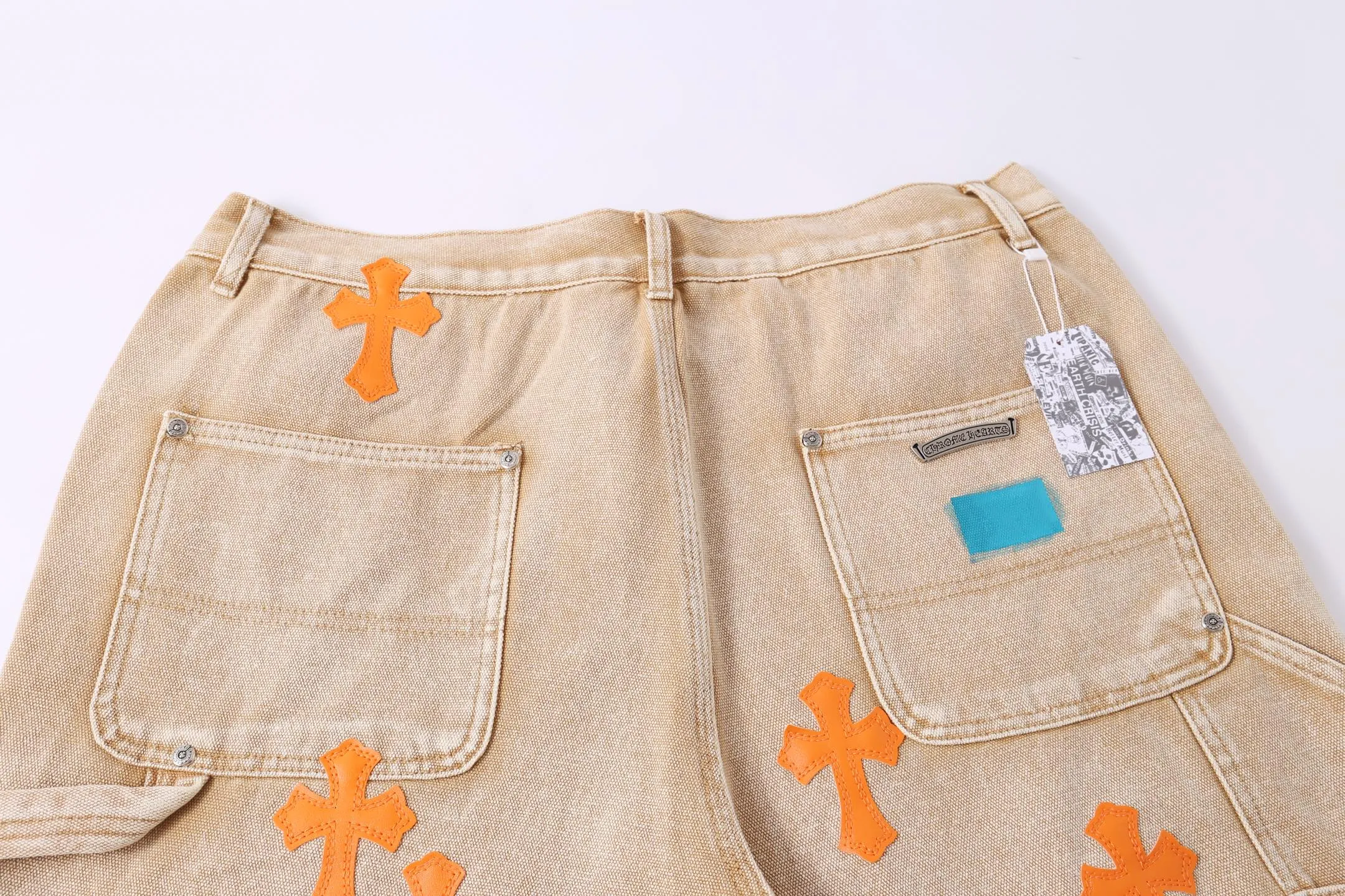 P240 Style No.: H894 GALLERY DEPT. & 𝐂𝐡𝐫𝐨𝐦𝐞 𝐇𝐞𝐚𝐫𝐭 Croxin co-branded ss25 wood splash ink hand-painted stitching multi-pocket micro-flared denim shorts. Styles with different washed textures are very friendly to people with thin legs. The micro-flared version perfectly modifies the leg shape. The timeless and moderate length makes it easy to match and match. It is the basis for various styles and is a must-have in your wardrobe! The fabric is stiff but also makes the upper body soft without losing texture. The washing process is even more perfect. It is a must-have item for everyone! ! ! Washed wheat, tag, pants label, three labels complete Color: Khaki Size: 28-30-32-34-36